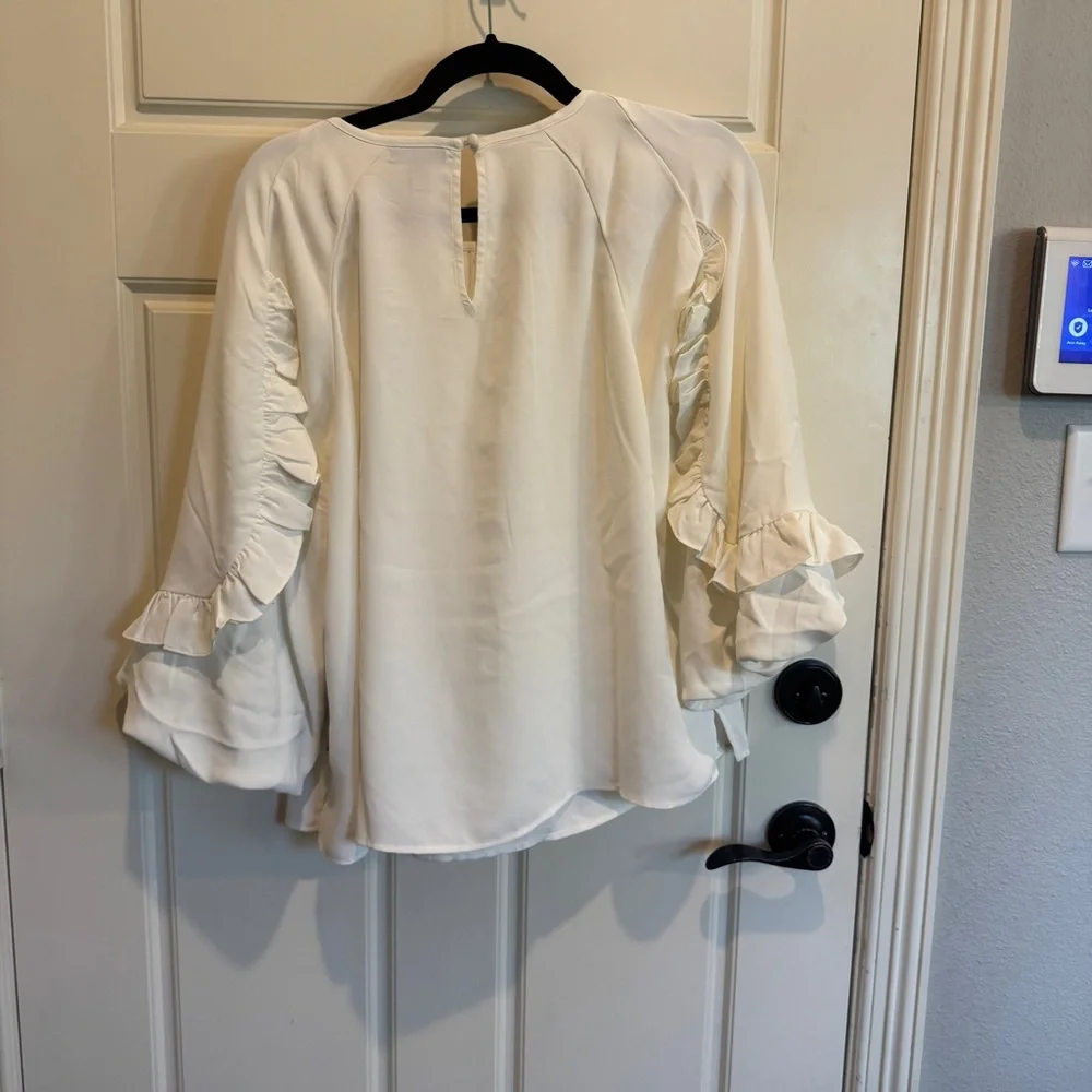 NWT Vince Camuto Ivory Ruffle Top Size L - Picture 6 of 6